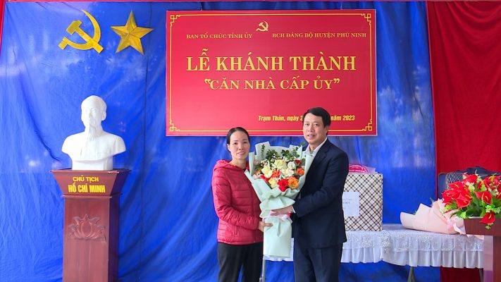 Phù Ninh: Khánh thành và ban giao “Căn nhà cấp ủy” cho đảng viên có hoàn cảnh khó khăn tại xã Trạm Thản